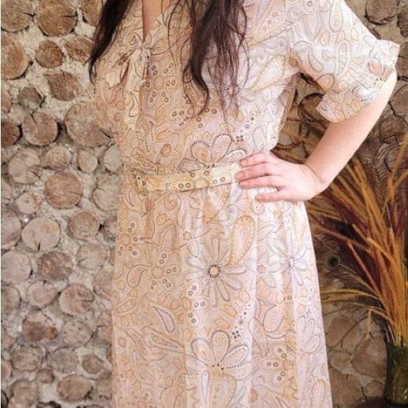 Vintage 1970s Paisley White Tan Polyester Dress, original belt, relaxed fit US16 - Picture 3 of 3